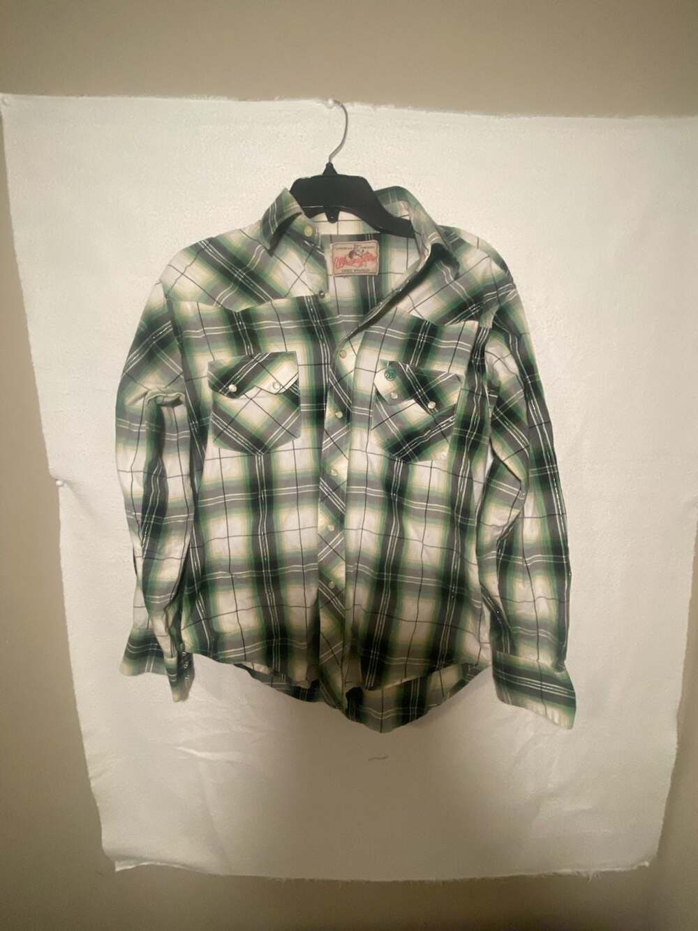 Wrangler Men's Long Sleeve Western Pearl Snap Green Plaid Shirt

Tiny stain on r